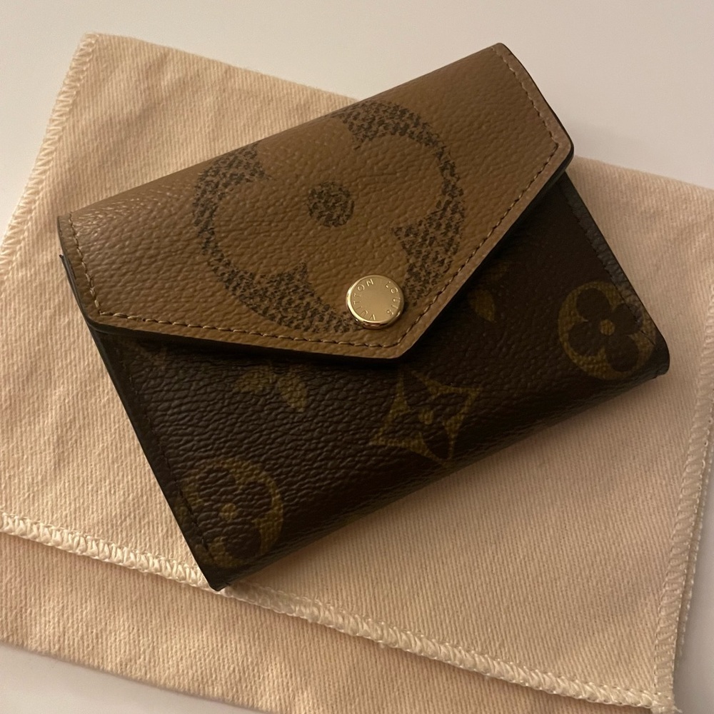 Authentic Louis Vuitton Reverse Giant Monogram Zoe Wallet